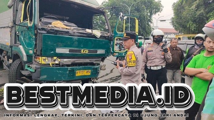 Ugal-Ugalan, Sopir Truk Dihajar Massa Usai Tabrak Pengendara di Tangerang