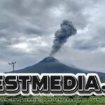 Gunung Lewotobi Kembali Meletus, Sinar Api Terlihat di Puncak