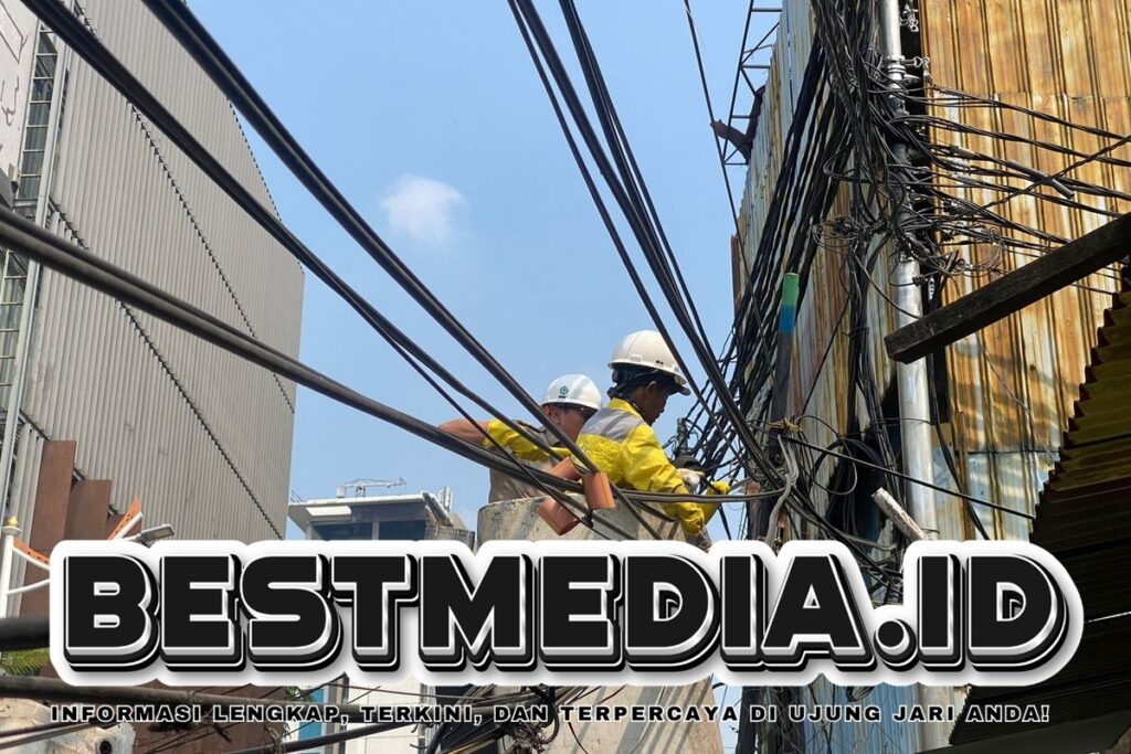 Pemindahan Kabel Semrawut di Tebet ke Bawah Tanah Secara Bertahap