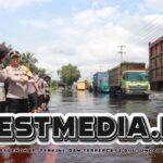 12 Kendaraan Terguling di Lokasi Banjir Jalan Lintas Sumatera Pelalawan